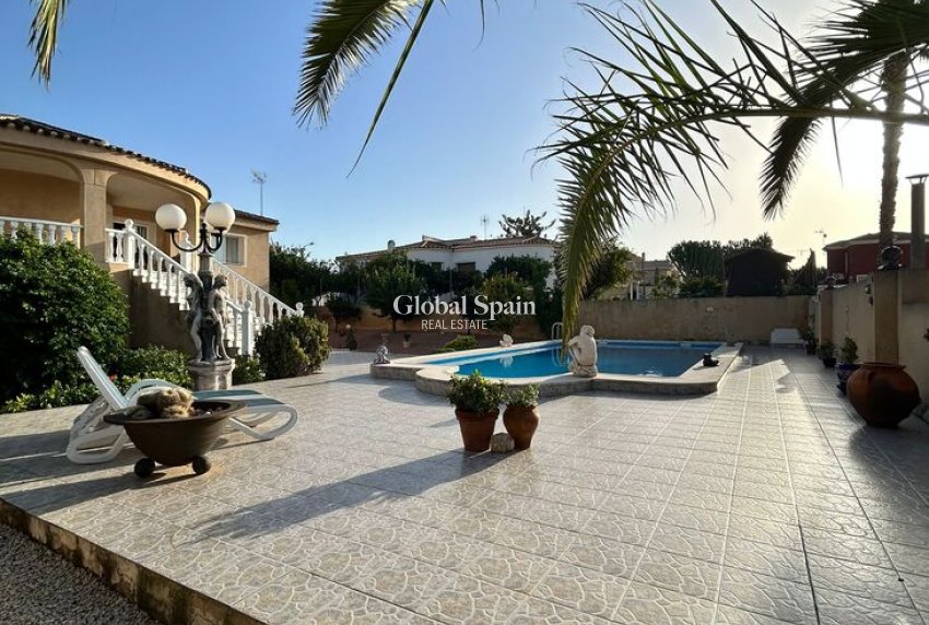 Wiederverkauf - VILLA -
TORREVIEJA - Aguas Nuevas