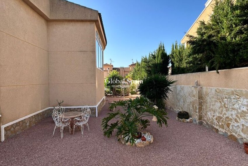 Wiederverkauf - VILLA -
TORREVIEJA - Aguas Nuevas