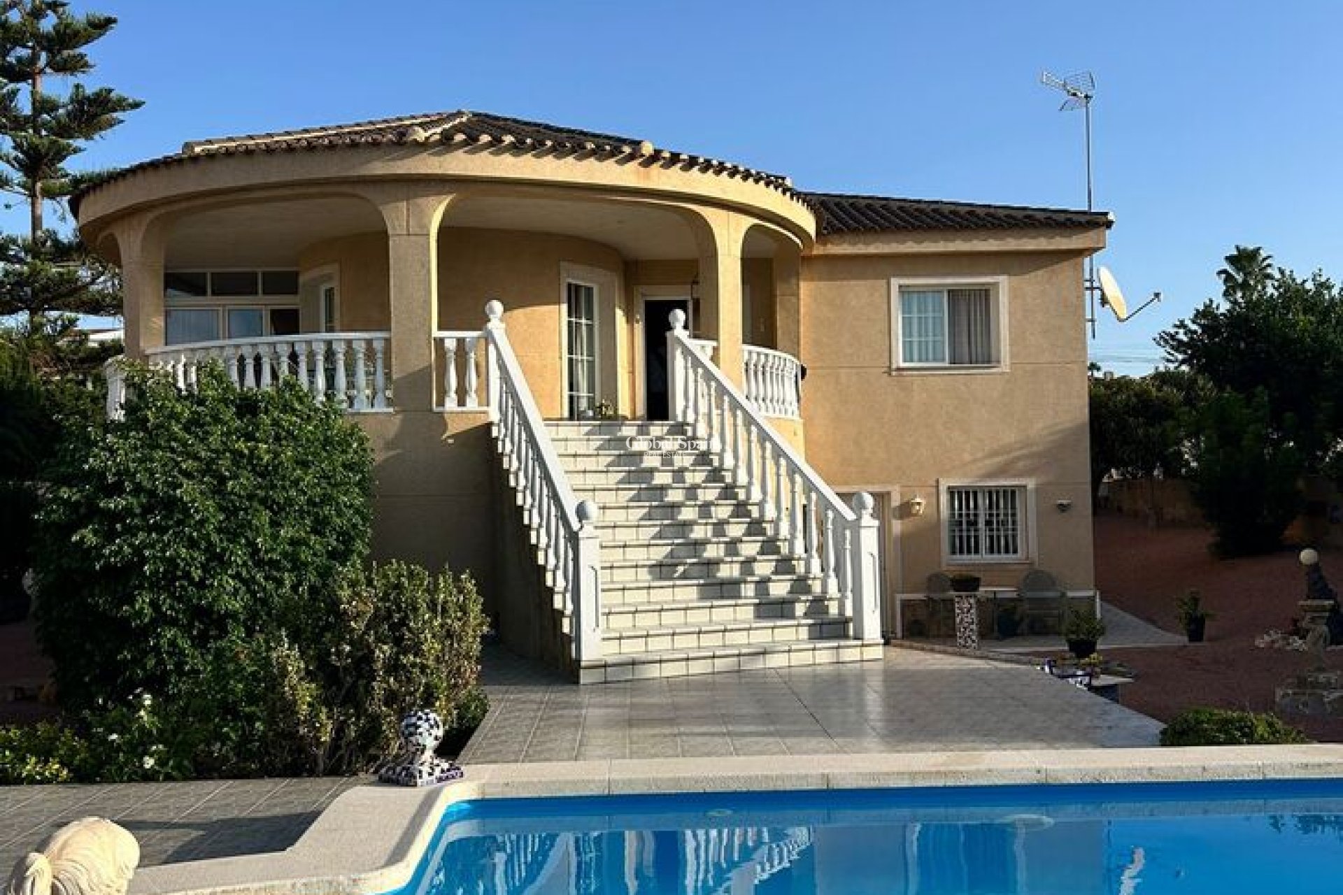 Wiederverkauf - VILLA -
TORREVIEJA - Aguas Nuevas