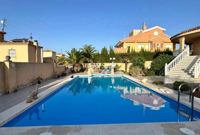 Wiederverkauf - VILLA -
TORREVIEJA - Aguas Nuevas