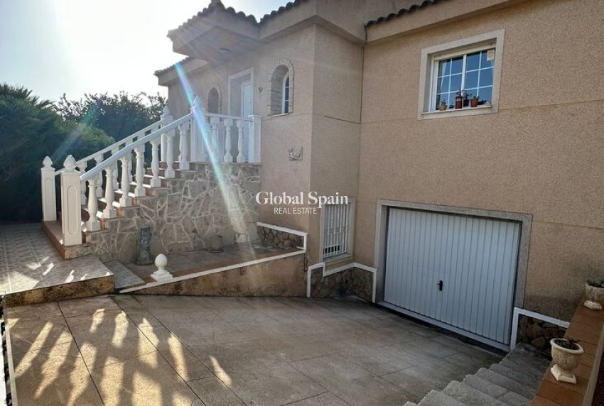 Wiederverkauf - VILLA -
TORREVIEJA - Aguas Nuevas