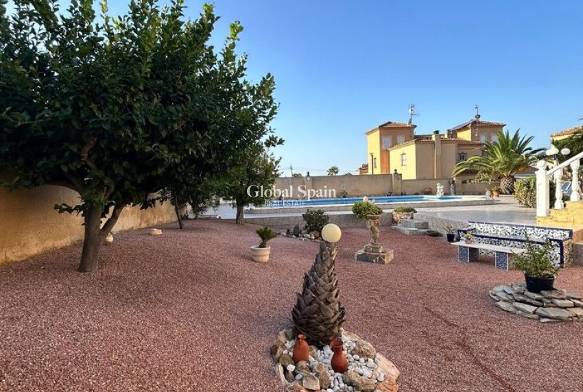 Wiederverkauf - VILLA -
TORREVIEJA - Aguas Nuevas