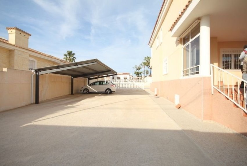 Wiederverkauf - VILLA -
TORREVIEJA - Aguas Nuevas