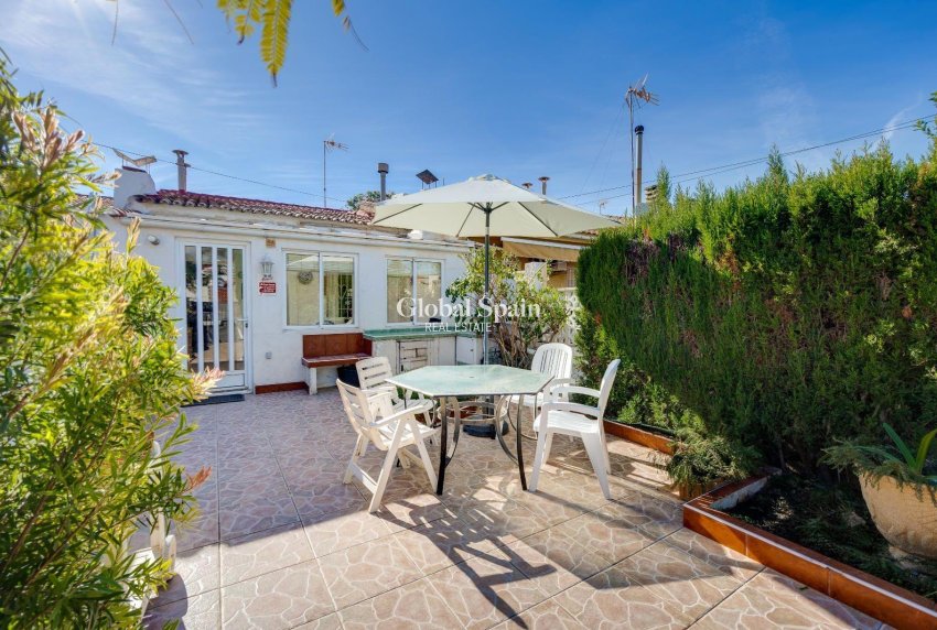 Wiederverkauf - VILLA -
TORREVIEJA - Calas blanca