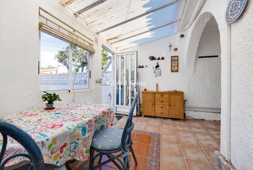 Wiederverkauf - VILLA -
TORREVIEJA - Calas blanca