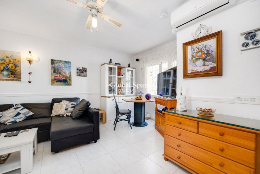 Wiederverkauf - VILLA -
TORREVIEJA - Calas blanca