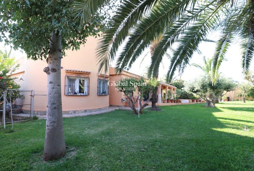 Wiederverkauf - VILLA -
TORREVIEJA - Costa Blanca