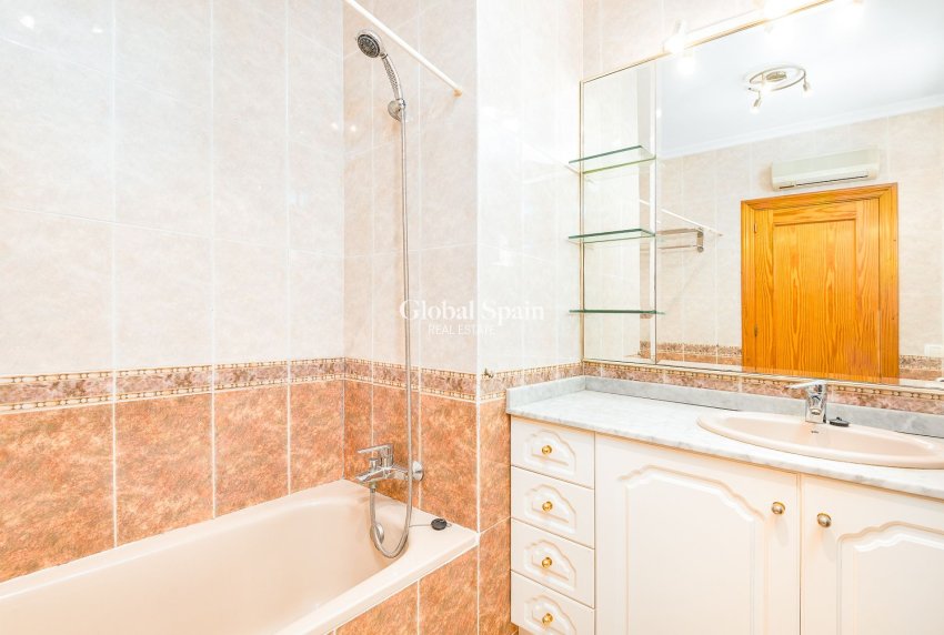 Wiederverkauf - VILLA -
TORREVIEJA - Costa Blanca