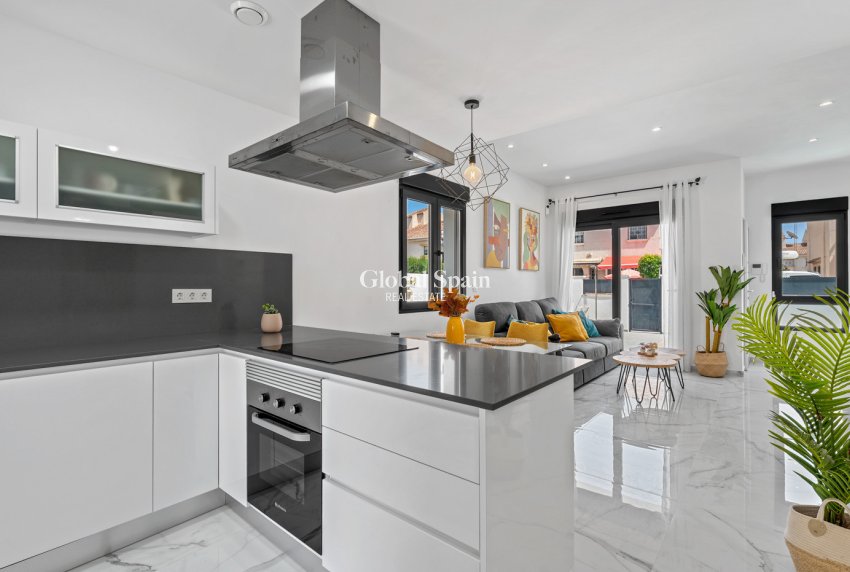 Wiederverkauf - VILLA -
TORREVIEJA - Costa Blanca