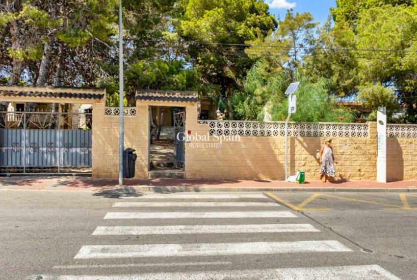 Wiederverkauf - VILLA -
TORREVIEJA - Costa Blanca