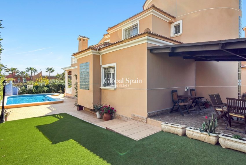 Wiederverkauf - VILLA -
TORREVIEJA - Costa Blanca
