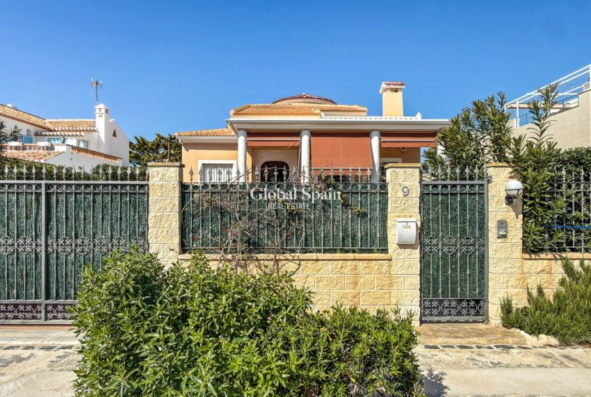 Wiederverkauf - VILLA -
TORREVIEJA - Costa Blanca