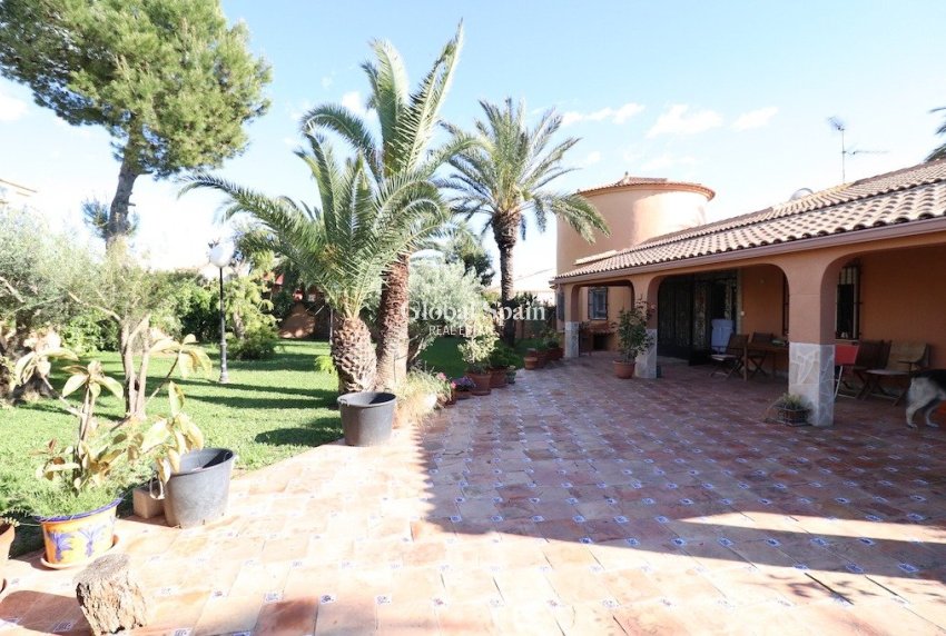 Wiederverkauf - VILLA -
TORREVIEJA - Costa Blanca