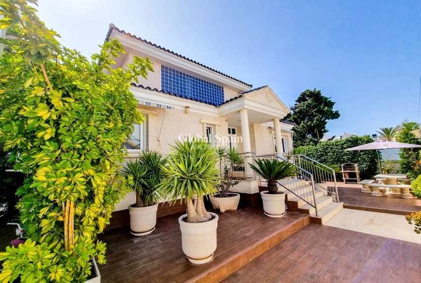 Wiederverkauf - VILLA -
TORREVIEJA - La Mata