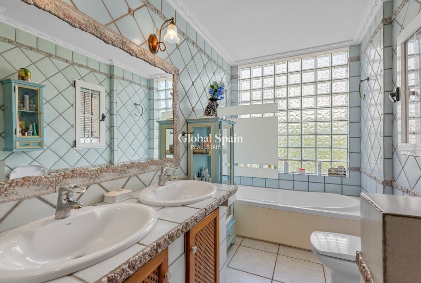 Wiederverkauf - VILLA -
TORREVIEJA - La Mata