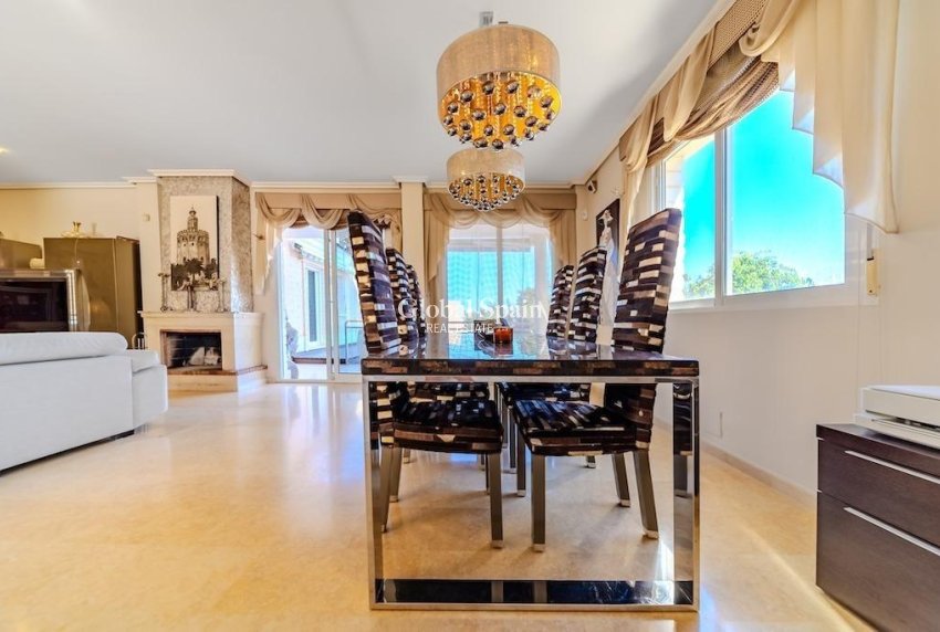 Wiederverkauf - VILLA -
TORREVIEJA - La Mata