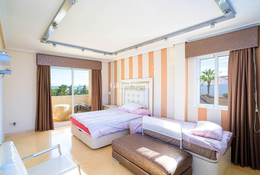 Wiederverkauf - VILLA -
TORREVIEJA - La Mata