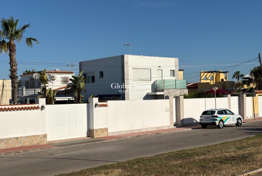Wiederverkauf - VILLA -
TORREVIEJA - La Siesta - El Salado - Torreta