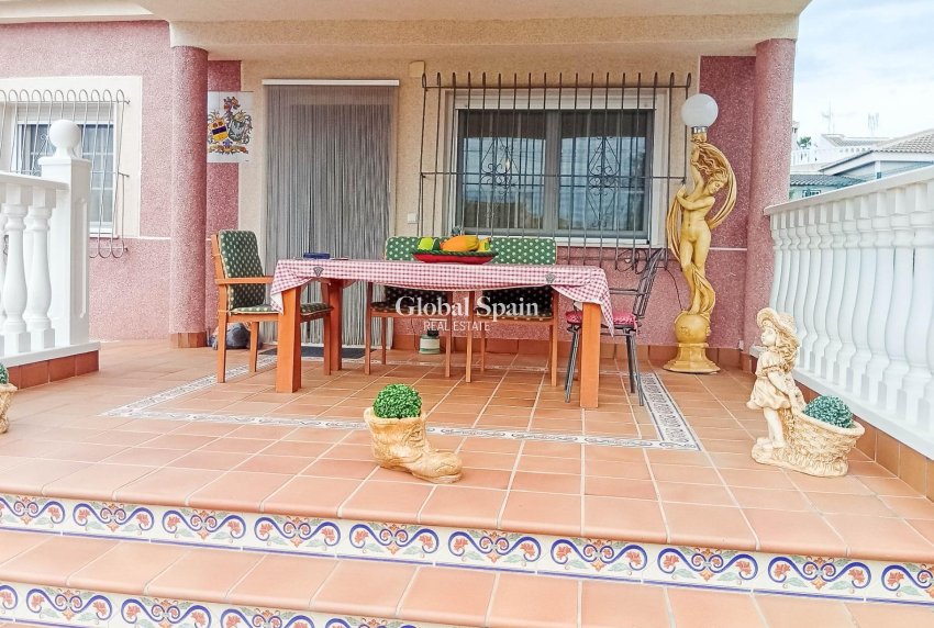 Wiederverkauf - VILLA -
TORREVIEJA - La Siesta