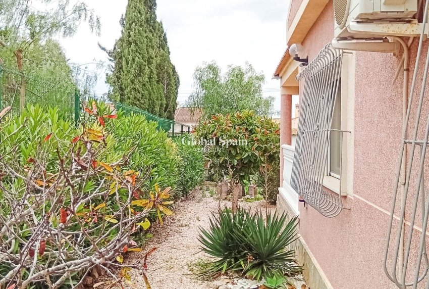 Wiederverkauf - VILLA -
TORREVIEJA - La Siesta