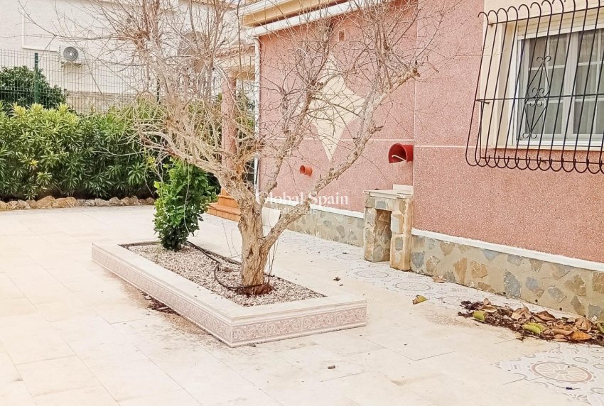 Wiederverkauf - VILLA -
TORREVIEJA - La Siesta