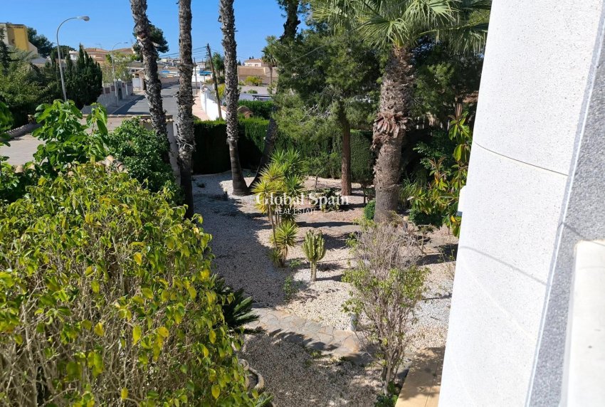 Wiederverkauf - VILLA -
TORREVIEJA - La Siesta
