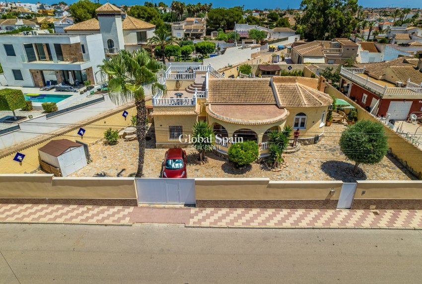 Wiederverkauf - Villa -
TORREVIEJA - La Siesta