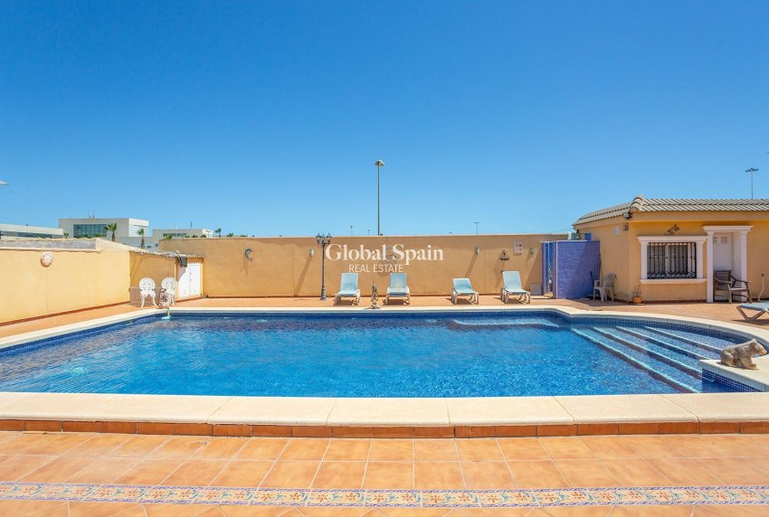 Wiederverkauf - Villa -
TORREVIEJA - LOS BALCONES - LOS ALTOS