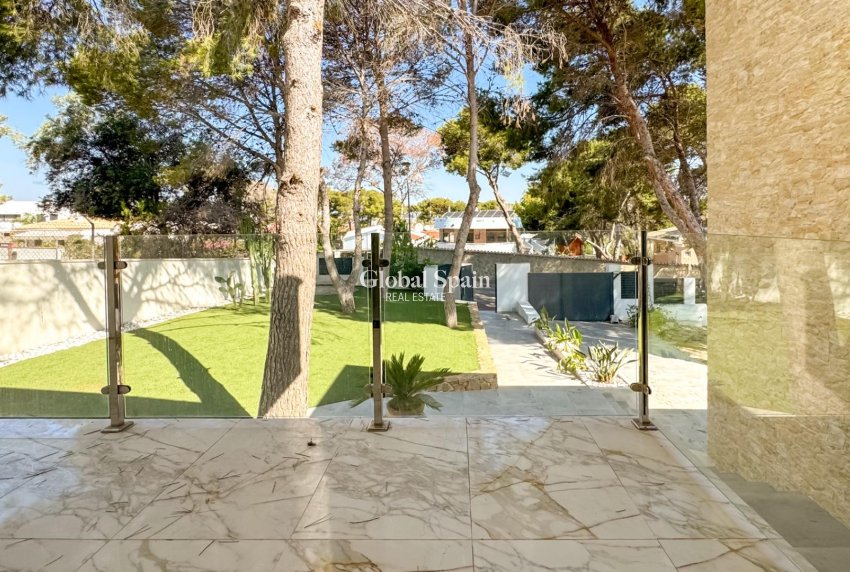Wiederverkauf - VILLA -
TORREVIEJA - LOS BALCONES - LOS ALTOS