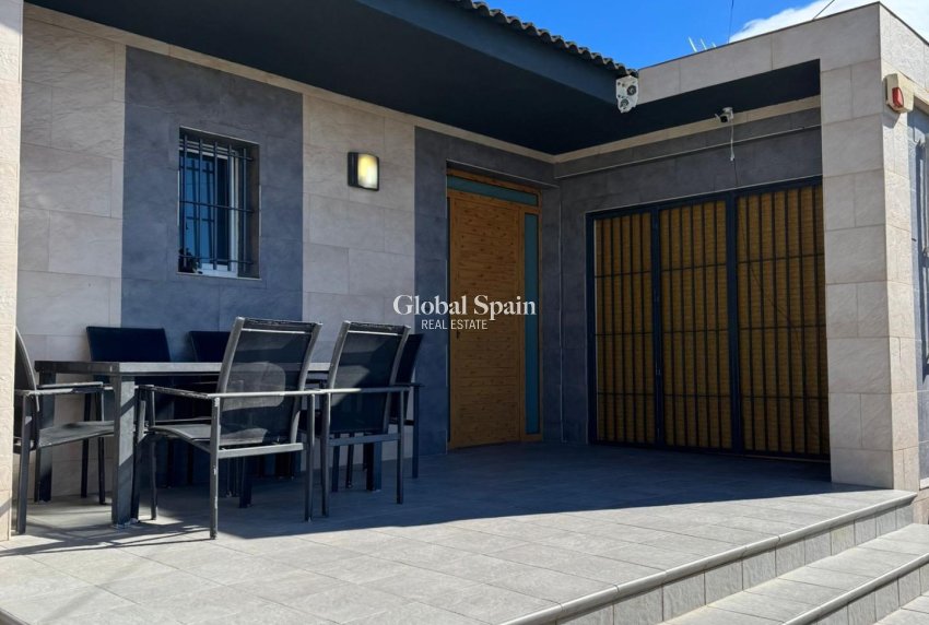 Wiederverkauf - VILLA -
TORREVIEJA - LOS BALCONES - LOS ALTOS