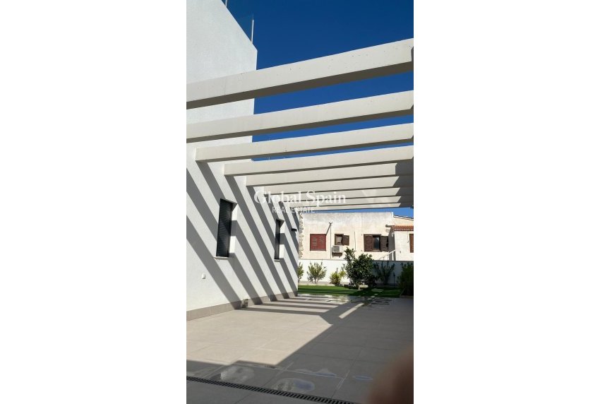 Wiederverkauf - VILLA -
TORREVIEJA - LOS BALCONES - LOS ALTOS