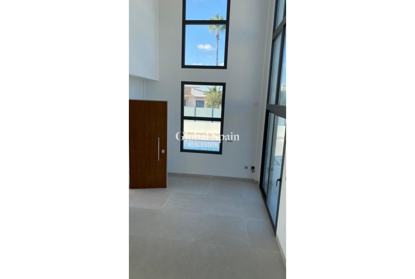 Wiederverkauf - VILLA -
TORREVIEJA - LOS BALCONES - LOS ALTOS