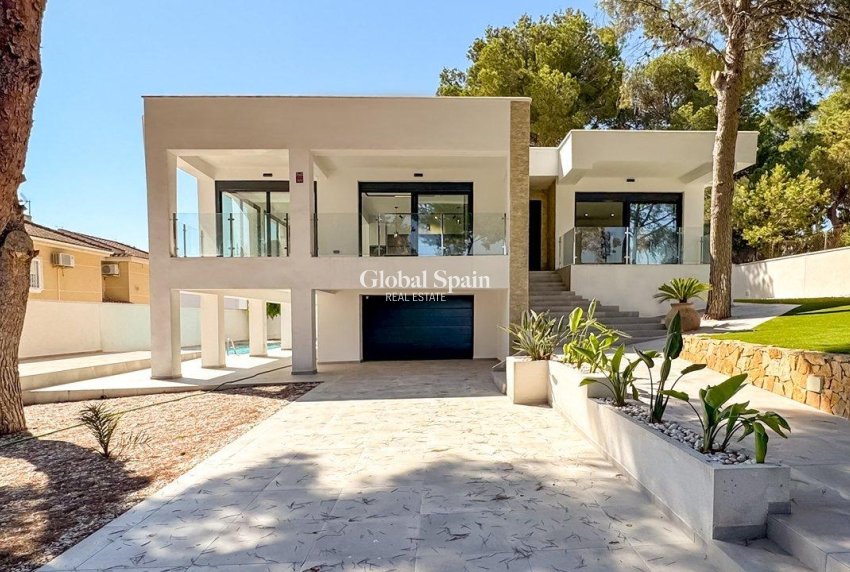 Wiederverkauf - VILLA -
TORREVIEJA - LOS BALCONES - LOS ALTOS