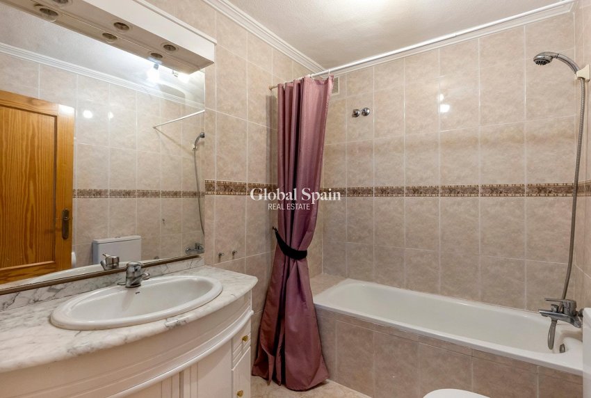 Wiederverkauf - VILLA -
TORREVIEJA - LOS BALCONES - LOS ALTOS