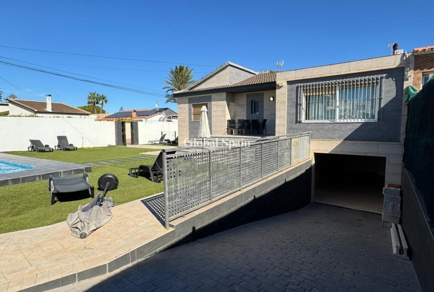 Wiederverkauf - VILLA -
TORREVIEJA - LOS BALCONES - LOS ALTOS