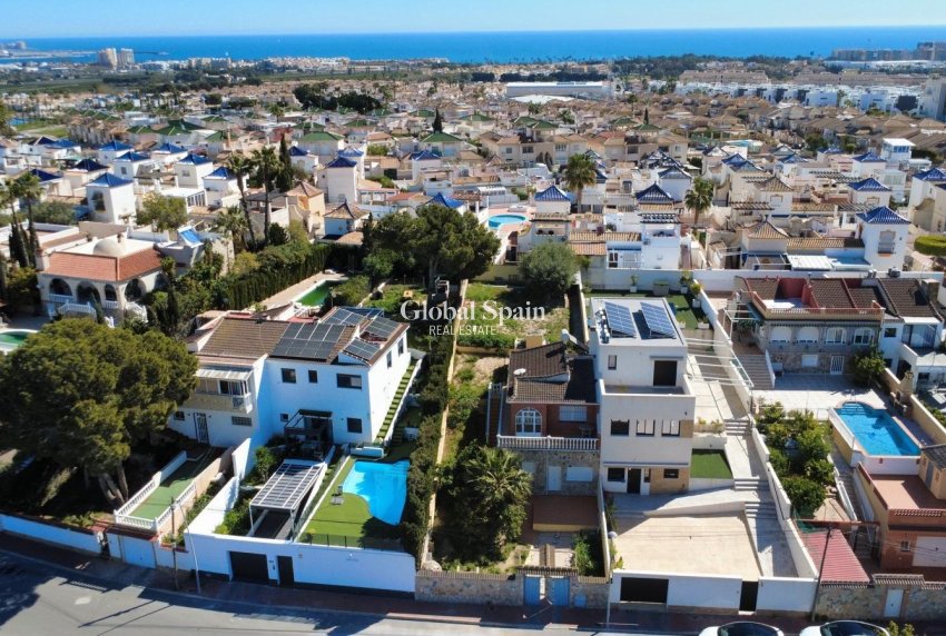 Wiederverkauf - VILLA -
TORREVIEJA - LOS BALCONES - LOS ALTOS