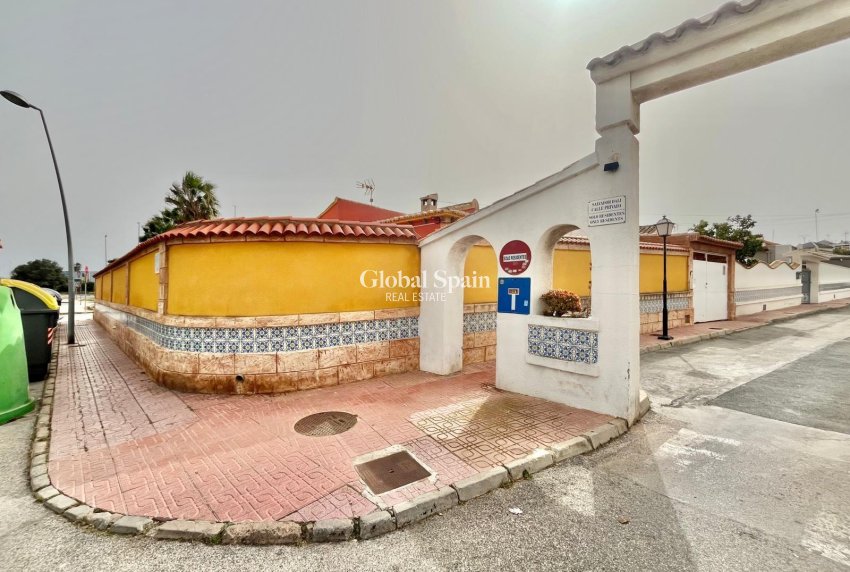 Wiederverkauf - VILLA -
TORREVIEJA - LOS BALCONES - LOS ALTOS