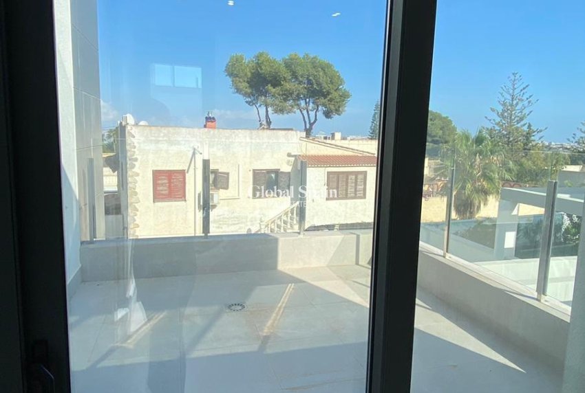 Wiederverkauf - VILLA -
TORREVIEJA - LOS BALCONES - LOS ALTOS
