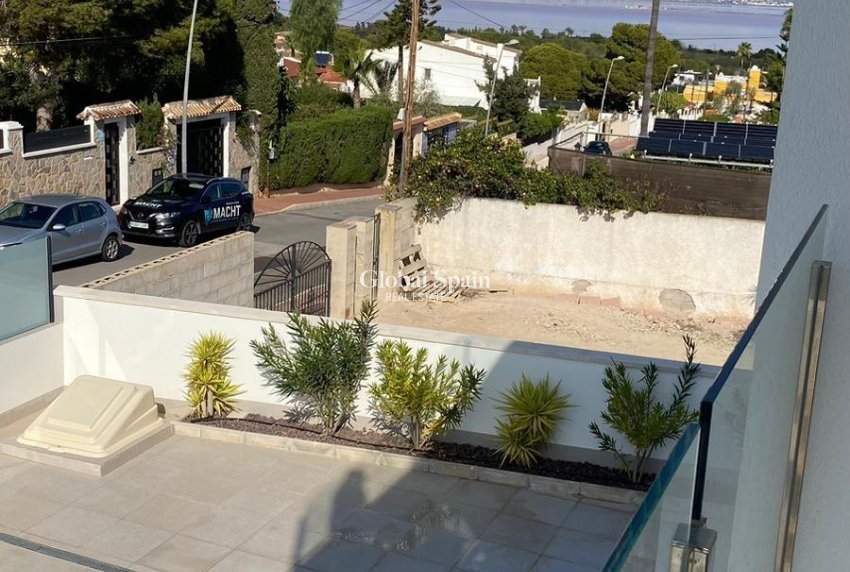 Wiederverkauf - VILLA -
TORREVIEJA - LOS BALCONES - LOS ALTOS