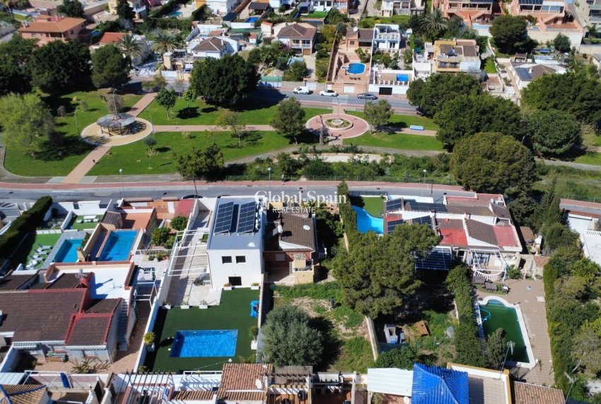 Wiederverkauf - VILLA -
TORREVIEJA - LOS BALCONES - LOS ALTOS