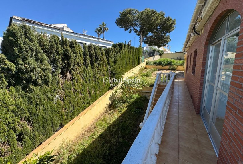 Wiederverkauf - VILLA -
TORREVIEJA - LOS BALCONES - LOS ALTOS