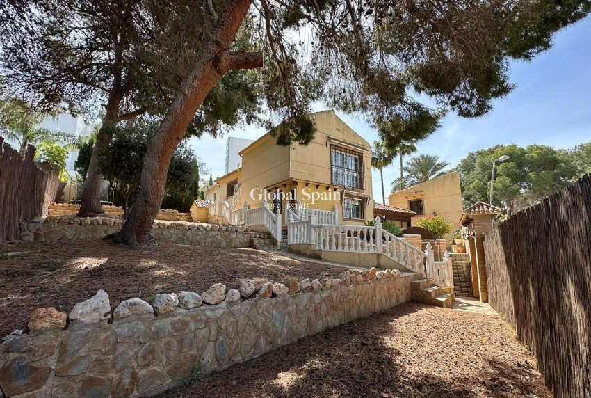 Wiederverkauf - VILLA -
TORREVIEJA - LOS BALCONES - LOS ALTOS