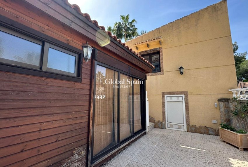 Wiederverkauf - VILLA -
TORREVIEJA - LOS BALCONES - LOS ALTOS