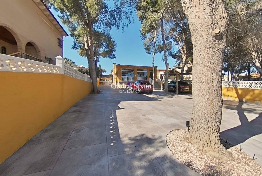 Wiederverkauf - VILLA -
TORREVIEJA - LOS BALCONES - LOS ALTOS