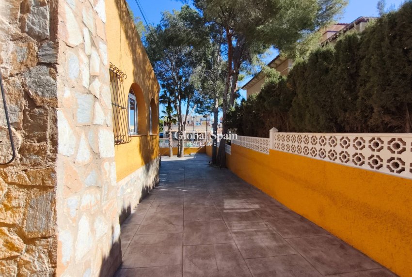 Wiederverkauf - VILLA -
TORREVIEJA - LOS BALCONES - LOS ALTOS