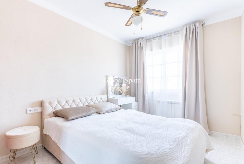 Wiederverkauf - VILLA -
TORREVIEJA - LOS BALCONES - LOS ALTOS