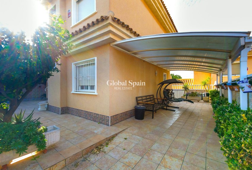 Wiederverkauf - VILLA -
TORREVIEJA - LOS BALCONES - LOS ALTOS