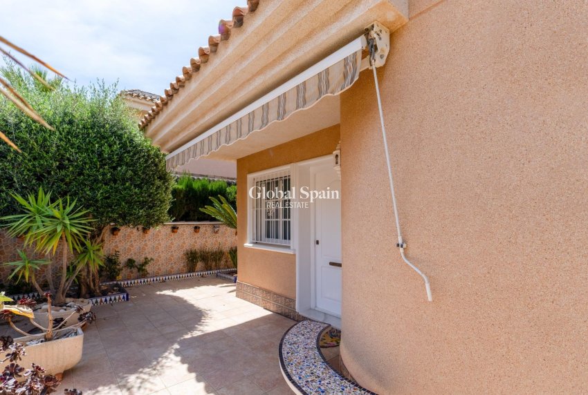 Wiederverkauf - VILLA -
TORREVIEJA - LOS BALCONES - LOS ALTOS