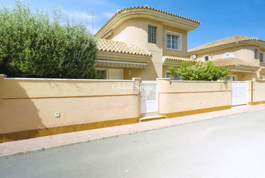 Wiederverkauf - VILLA -
TORREVIEJA - LOS BALCONES - LOS ALTOS