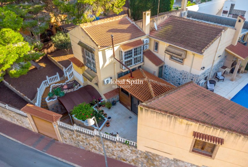 Wiederverkauf - VILLA -
TORREVIEJA - LOS BALCONES - LOS ALTOS